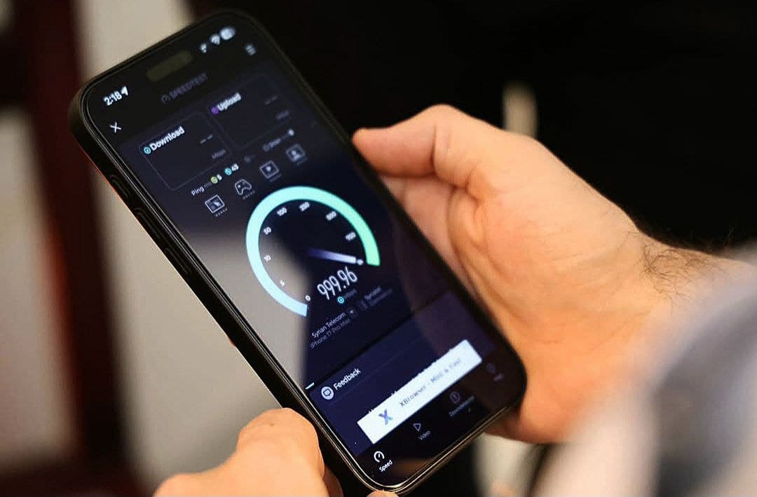 A phone speed test reading 999.96 Mbps